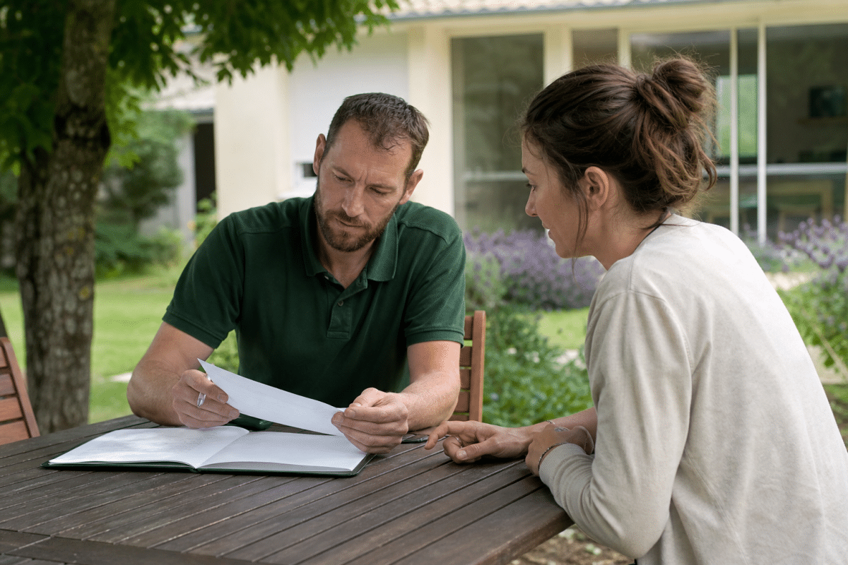 Homme montrant des documents à une femme