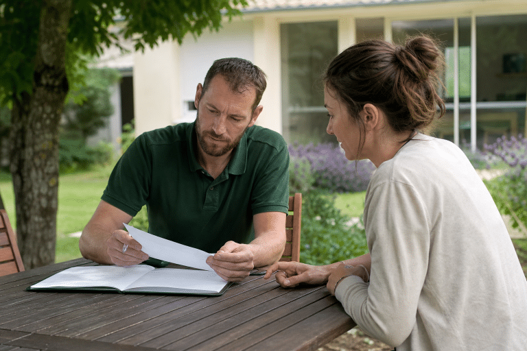 Homme montrant des documents à une femme