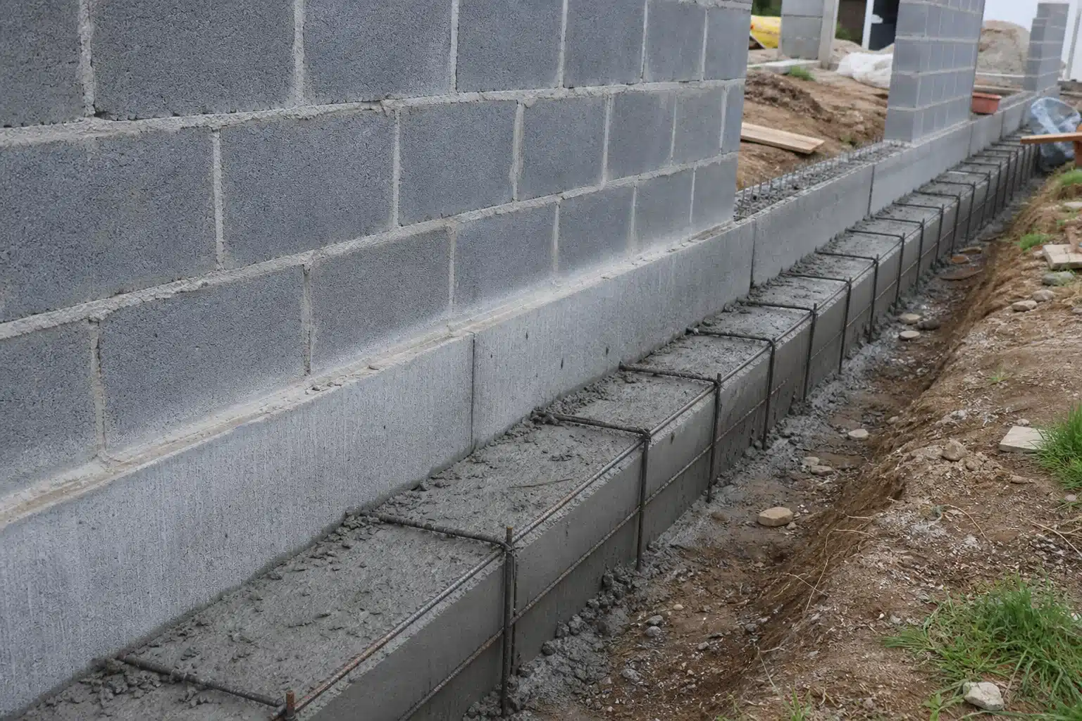 Parpaings posés sur semelle béton pour fondation